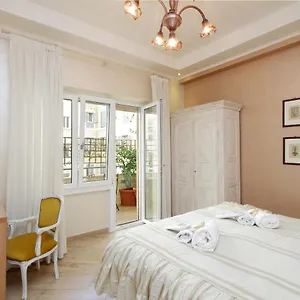 decos-place-roma-teodora.it-romehotels.com/